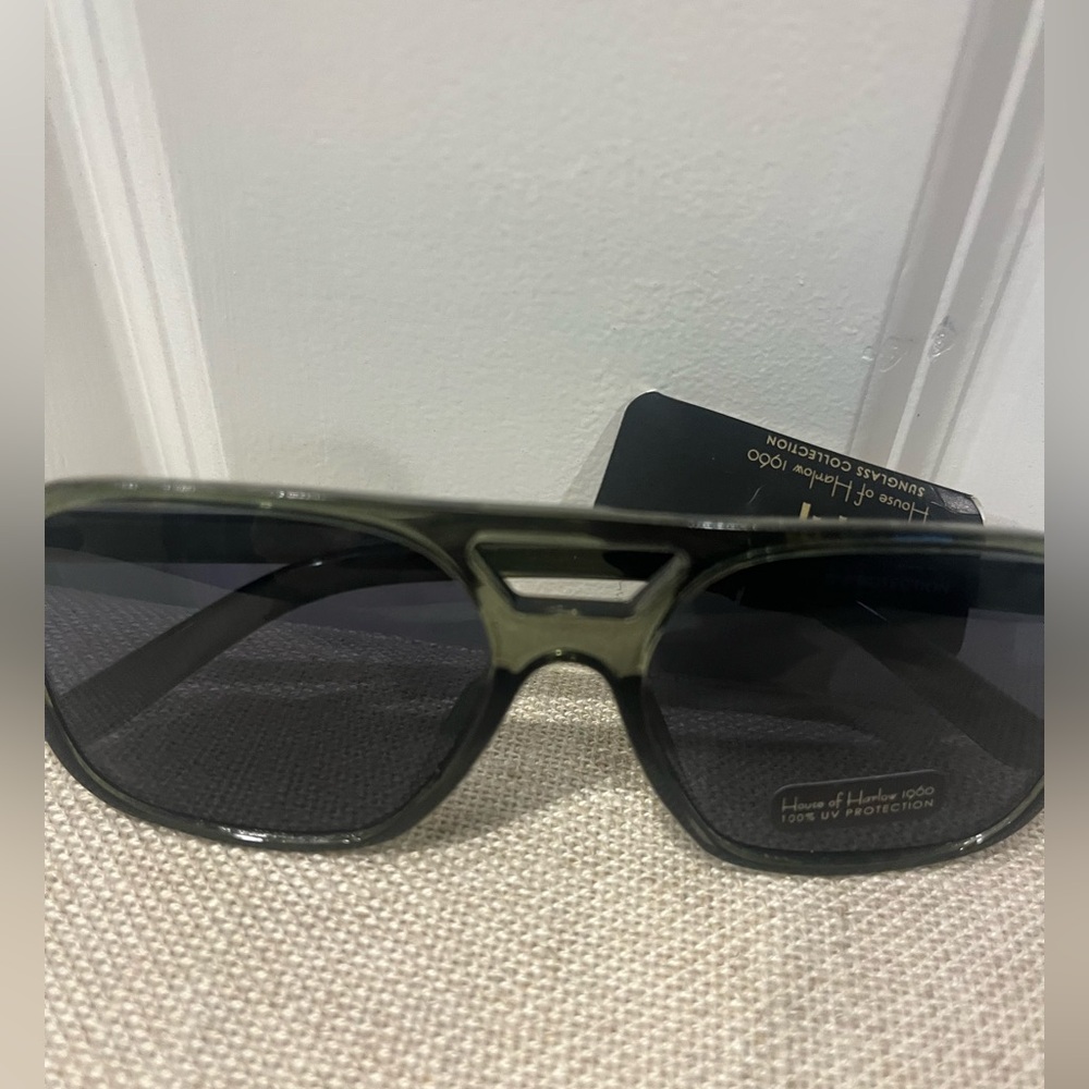 NWT House of Harlow 1960 Women's Green Sunglasses - Picture 2 of 3